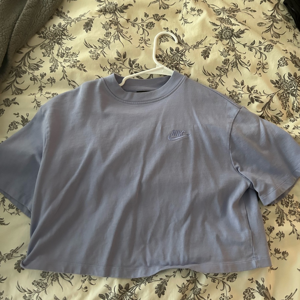 Nike cropped shirt, worn only a couple of times. In great condition